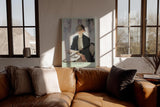 Paul Sinus Wandbild in 40x60cm She Came Early – Elegantes Porträt einer Frau am Café-Tisch, modern interpretiert in Bilder mit hellen, klaren Farbtönen