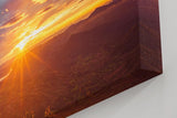Sinus Art Wandbild 120x80cm Sonnenstrahlen brechen über eine weitläufige Hügellandschaft – beruhigend und lichtvoll