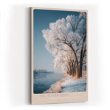Paul Sinus Wandbild in 40x60cm The Silver Edge – Winterliche Flusslandschaft mit schneebedeckten Bäumen, elegante Naturdarstellung in kühlen Tönen