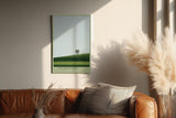 Paul Sinus Wandbild in 40x60cm einzelner Baum auf grüner Hügellandschaft – minimalistisches Naturmotiv für moderne Raumgestaltung