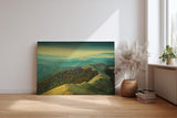 Sinus Art Wandbild 120x80cm Hügeliges Landschaftsmotiv mit natürlicher Lichtstimmung für beruhigende Raumwirkung