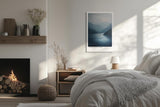 Paul Sinus Leinwandbild 40x60cm Stille Wasser – Meditative Landschaft mit ruhigem See und sanften Bergen in harmonischen Blautönen