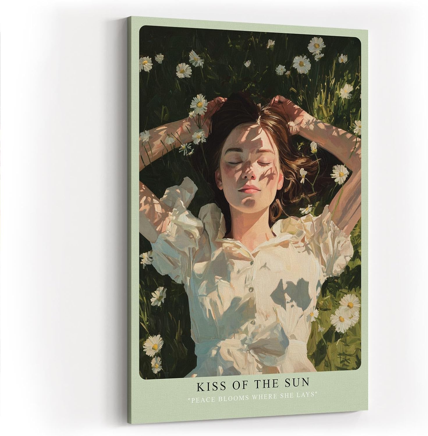 Paul Sinus Wandbild in 40x60cm Kiss of the Sun – Liegendes Porträt einer jungen Frau auf einer Wiese voller Gänseblümchen, im Sonnenlicht badend