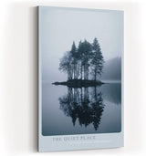 Paul Sinus Wandbild in 40x60cm The Quiet Place – Nebelige Bauminsel mit Spiegelung im See, beruhigendes Naturmotiv in sanften Blautönen