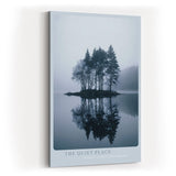 Paul Sinus Wandbild in 40x60cm The Quiet Place – Nebelige Bauminsel mit Spiegelung im See, beruhigendes Naturmotiv in sanften Blautönen