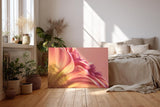 Sinus Art Wandbild 120x80cm Zartrosa Blütenstruktur mit transparentem Tautropfen – ruhig, romantisch und poetisch