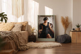 Paul Sinus Wandbild in 40x60cm Frau in elegantem schwarzen Kleid auf Lederstuhl – stilvolles Porträt in moderner Maltechnik