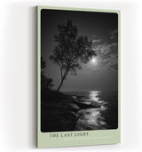 Paul Sinus Wandbild in 40x60cm The Last Light – poetische Schwarz-Weiß-Landschaft mit Baum und reflektierendem Mondlicht auf dem Wasser