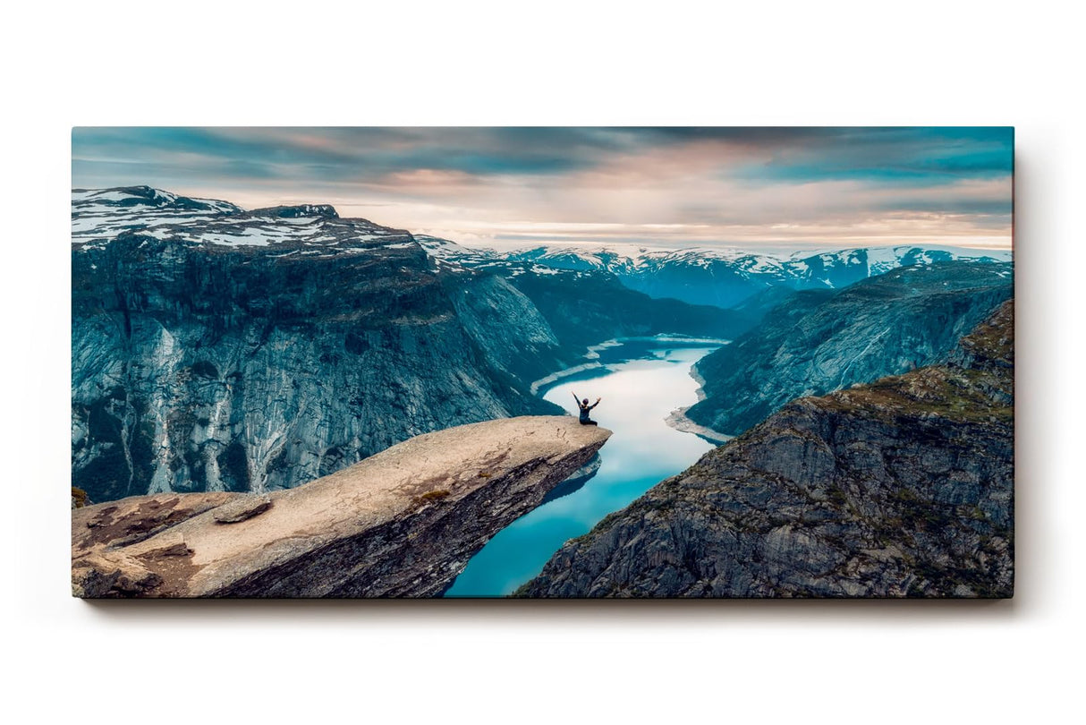 Sinus Art Wandbild 120x80cm Beeindruckende Aussicht auf norwegisches Fjordtal mit mutiger Person auf Felsvorsprung