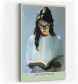 Paul Sinus Wandbild in 40x60cm Focused Mind – Ausdrucksstarkes Porträt einer jungen Frau mit Brille, vertieft ins Lesen, moderne Bilder in kühlen Farbtönen, konzentriert und stilvoll