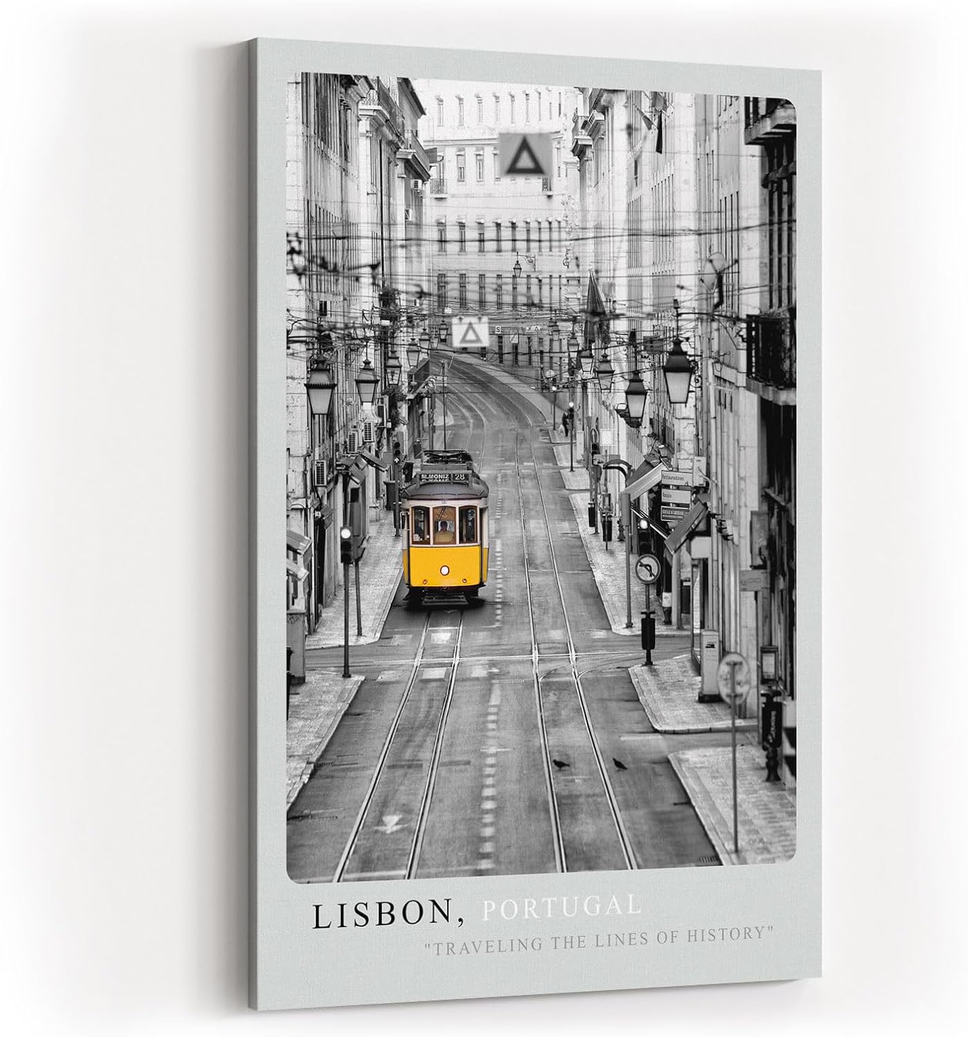 Paul Sinus Kunstdruck 40x60cm Lissabon mit gelber Straßenbahn – historisches Stadtbild mit farbigem Akzent in Schwarzweiß
