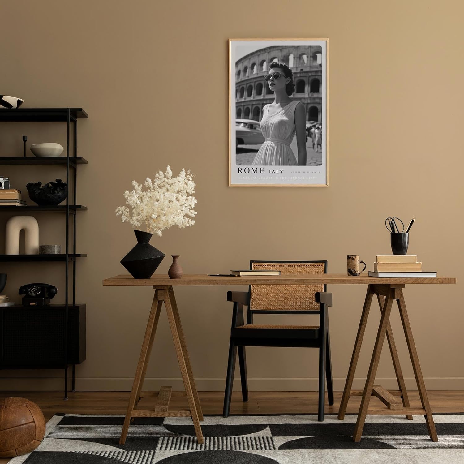 Paul Sinus Leinwandbild 40x60cm Leinwandbild Rom Eleganz – Stilvolle Schwarz-Weiß-Fotografie mit zeitloser Frau vor dem Kolosseum, italienischer Chic
