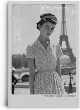 Paul Sinus Leinwandbild 60x90cm Französisches Mädchen in Paris – Vintage, Nostalgie, Fotografie, Schwarz-Weiß, Mode, 50er Jahre, Eleganz, Romantik