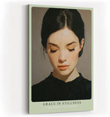 Paul Sinus Wandbild in 40x60cm Grace in Stillness – Minimalistisches Porträt einer Frau mit geschlossenen Augen, moderne Bilder in harmonischen Erdtönen, elegant und zeitlos