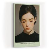 Paul Sinus Wandbild in 40x60cm Grace in Stillness – Minimalistisches Porträt einer Frau mit geschlossenen Augen, moderne Bilder in harmonischen Erdtönen, elegant und zeitlos