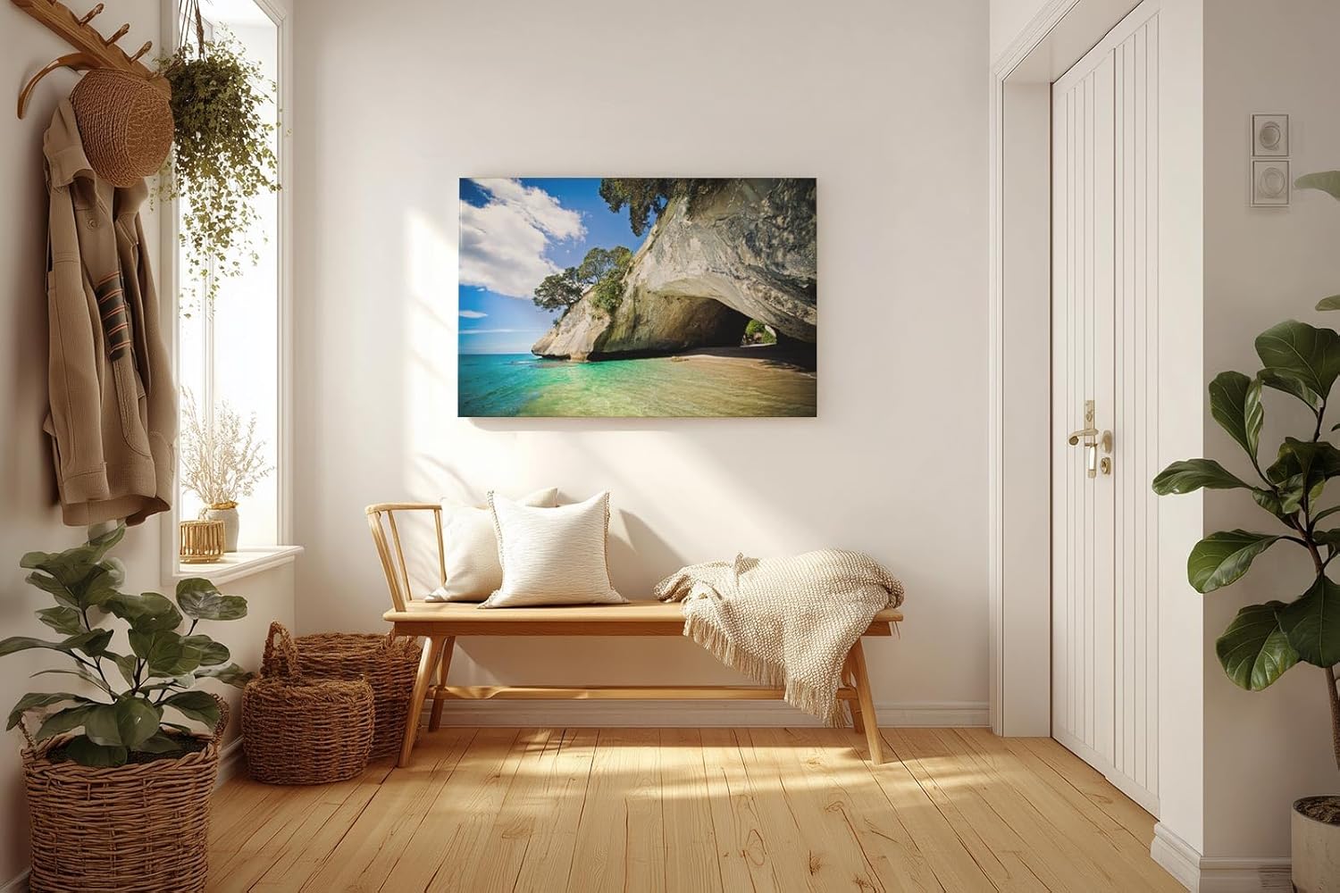 Sinus Art Wandbild 120x80cm Strahlende Küstenszene mit Felsüberhang, Sandstrand und klarem türkisfarbenem Meer