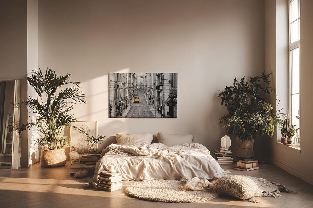 Sinus Art Wandbild 120x80cm Gelbe Straßenbahn in monochromer Großstadtkulisse – Highlight inmitten des Alltags