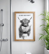 Paul Sinus Poster/Leinwandbild/Rahmenoption Lustiges Hochlandrind-Bild – Witzige Klo-Deko fürs Gäste-WC – Perfekt für Humorvolle