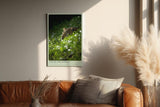 Paul Sinus Wandbild in 40x60cm Eye of the Jungle – Leopard im dichten Grün, seitlich aus dem Schatten auftauchend