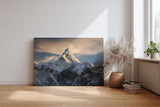 Sinus Art Wandbild 120x80cm Massiver schneebedeckter Berg ragt in dramatisches Lichtspiel – eindrucksvoll und still