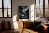 Paul Sinus Wandbild in 40x60cm The Dark Current – Abstrakte Schwarz-Weiß-Linienstrukturen mit fließender Bewegung und tiefem Kontrast