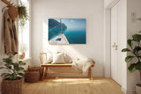 Sinus Art Wandbild 120x80cm Ruhiger Ausblick von einem Segelboot über das glitzernde Wasser zur felsigen Küste