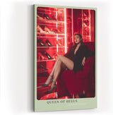Paul Sinus Wandbild in 40x60cm Queen of Heels Frau in schwarzem Outfit auf rotem Sessel vor Regal mit High Heels in glamouröser Szene