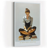 Paul Sinus Wandbild in 40x60cm In Her Own Chapter – Ausdrucksstarkes Porträt einer jungen Frau, auf Bücherstapeln sitzend und lesend, moderne Bilder mit klaren Linien und warmen Akzenten