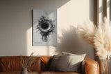 Paul Sinus Wandbild in 40x60cm Ink Bloom Abstraktes Schwarz-Weiß-Kunstwerk mit texturierter, radialer Form und dunklem Zentrum