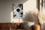 Paul Sinus Wandbild in 40x60cm The Collapse – Dramatische monochrome Kunst mit intensivem Zentrum und ausstrahlender Bewegung