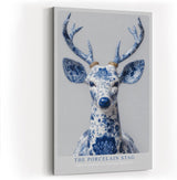 Paul Sinus Wandbild in 40x60cm The Porcelain Stag in edler Blau-Weiß-Optik – kunstvolle Hirschdarstellung mit filigranen Mustern für stilvolle Wohnräume