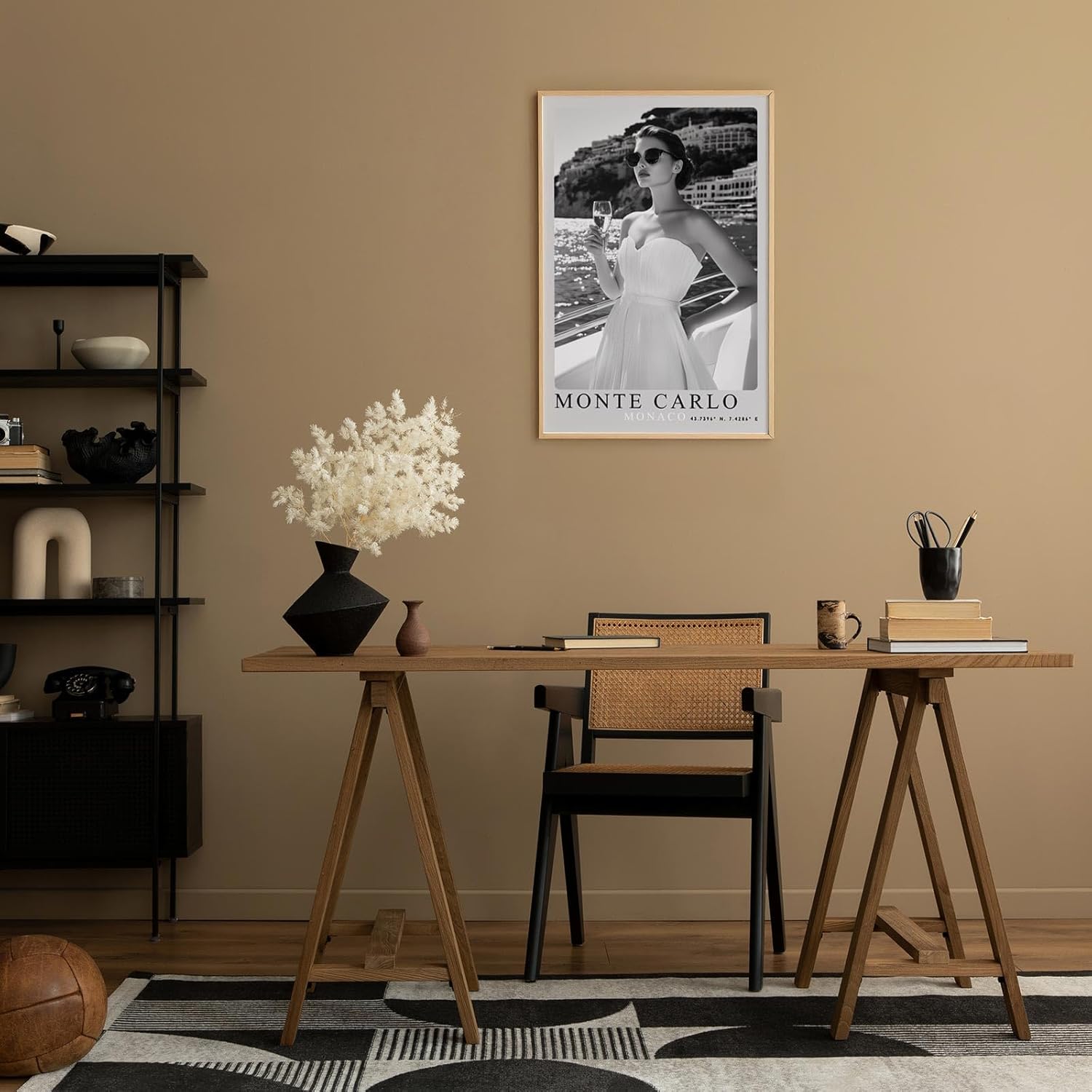 Paul Sinus Leinwandbild 40x60cm Leinwandbild Monte Carlo – Stilvolle Schwarz-Weiß-Fotografie einer eleganten Frau auf einer Yacht, luxuriöse Ästhetik