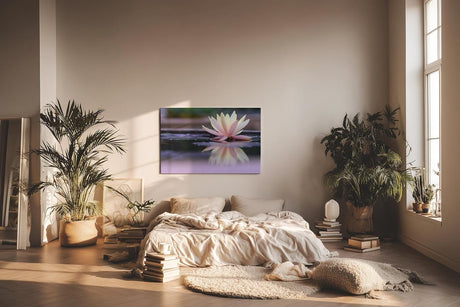 Sinus Art Wandbild 120x80cm Zartrosa Seerose auf dunklem Wasser mit Reflexion – ruhig, edel und harmonisch