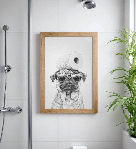 Paul Sinus Poster/Leinwandbild/Rahmenoption – Cooler Mops mit Klopapier – Lustige WC-Deko für dein Badezimmer