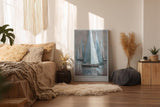 Paul Sinus Wandbild in 40x60cm Elegance Adrift – Segelboote in Blauund Grautönen auf ruhigem Wasser mit sanften Spiegelungen