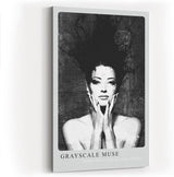 Paul Sinus Kunstdruck 40x60cm Grayscale Muse Porträt in Schwarz-Weiß Stillness Becomes Power
