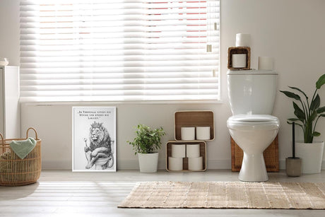 Paul Sinus Poster/Leinwandbild/Rahmenoption – Königlicher Löwe auf Toilette „Im Thronsaal…“ – Lustige WC-Deko für dein Badezimmer