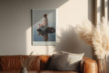 Paul Sinus Wandbild in 40x60cm Touched by Heaven – Ausdrucksstarkes Porträt einer Frau im weißen Kleid, sitzend auf einem Felsen im Wasser bei sanftem Tageslicht