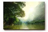 Sinus Art Wandbild 120x80cm Stimmungsvoller Flusslauf im Tal mit Sonnenaufgang und dichter Vegetation