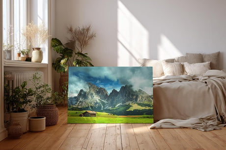 Sinus Art Wandbild 120x80cm Weite Almwiese mit dramatischer Bergkulisse und Hütten – frisch, ehrlich, kraftvoll