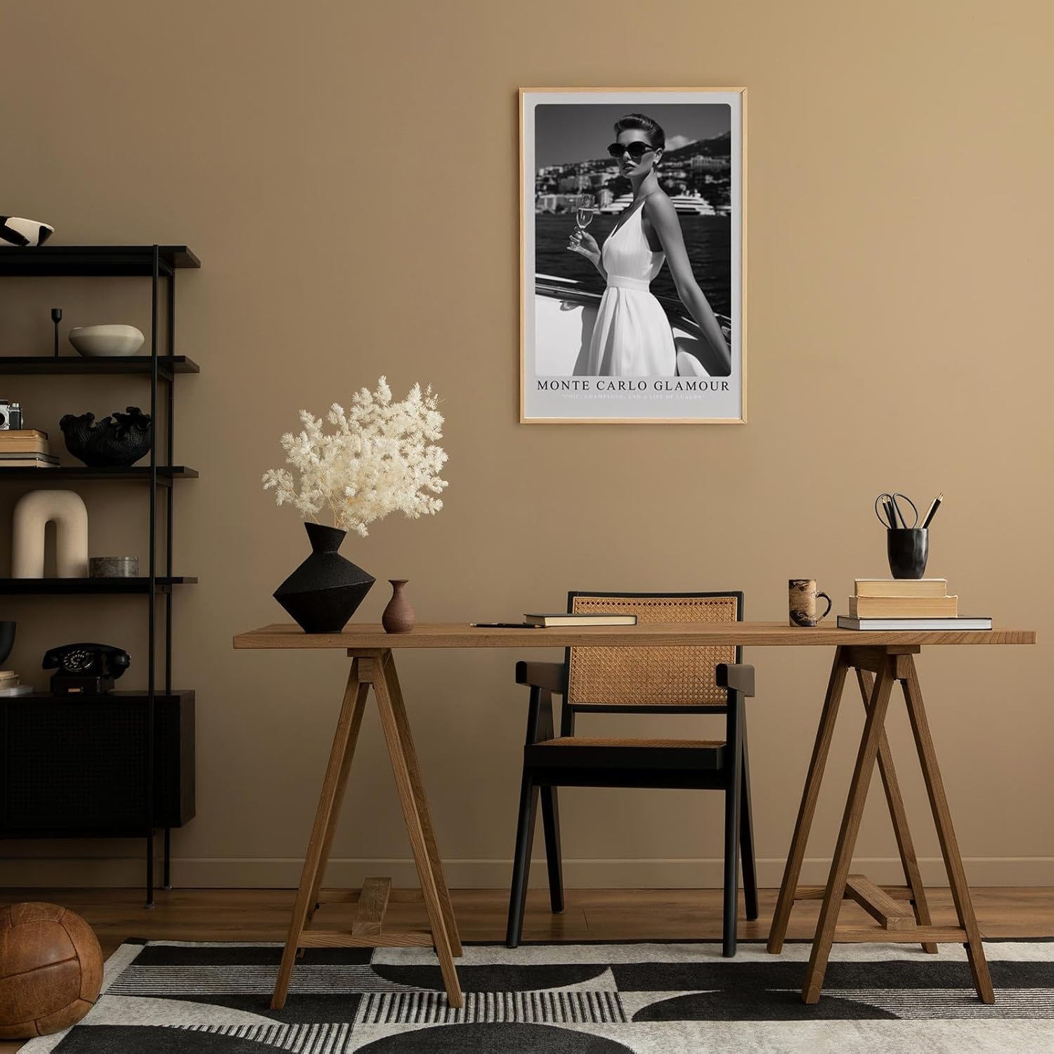 Paul Sinus Leinwandbild 80x120cm Leinwandbild Monte Carlo Glamour – Stilvolle Schwarz-Weiß-Fotografie einer eleganten Frau mit Champagner auf einer Yacht