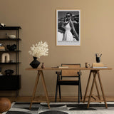 Paul Sinus Leinwandbild 80x120cm Leinwandbild Monte Carlo Glamour – Stilvolle Schwarz-Weiß-Fotografie einer eleganten Frau mit Champagner auf einer Yacht