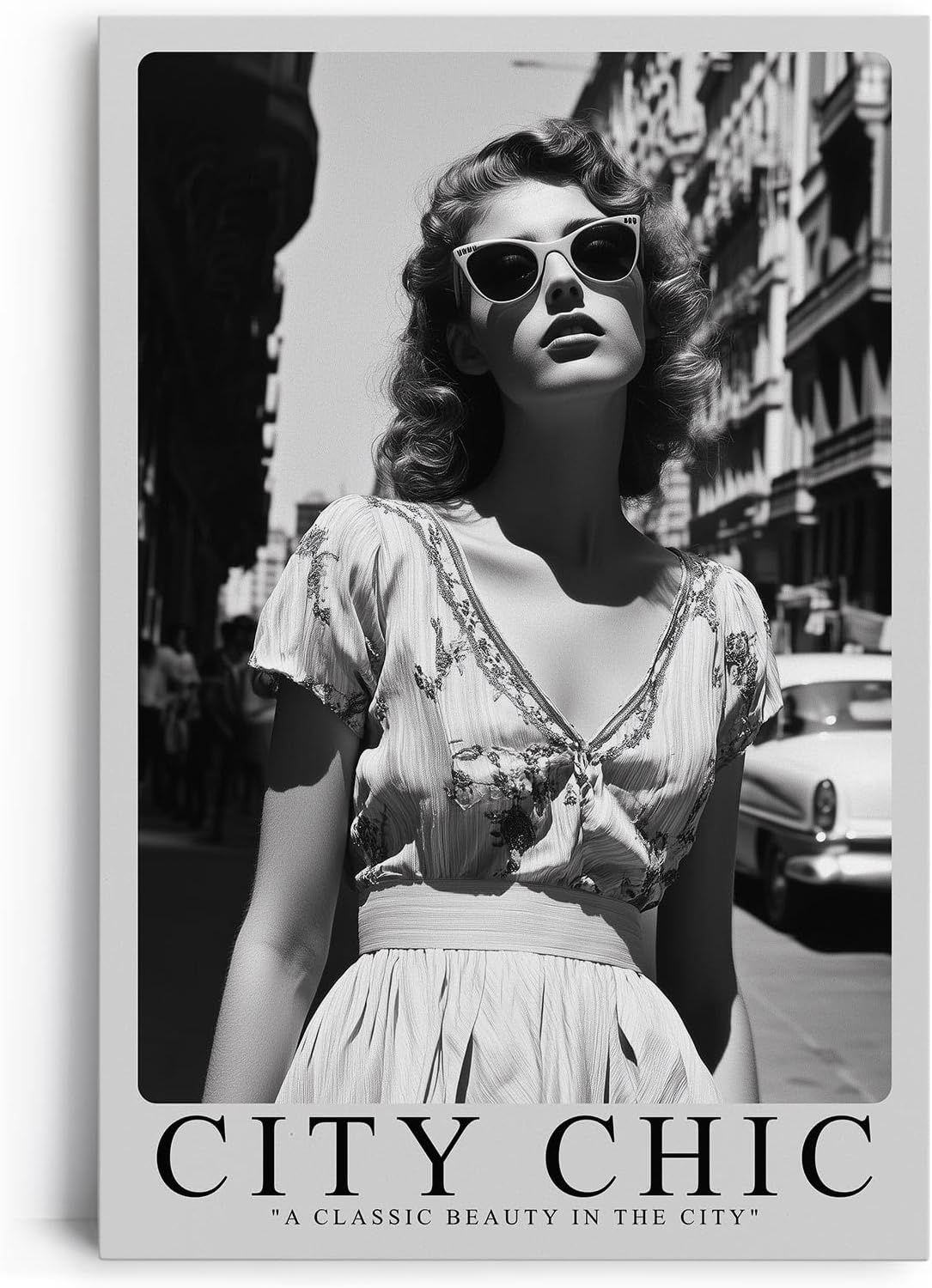 Paul Sinus Leinwandbild 60x90cm Leinwandbild City Chic – Stilvolle Schwarz-Weiß-Fotografie einer eleganten Frau in urbaner Kulisse, Vintage-Glamour
