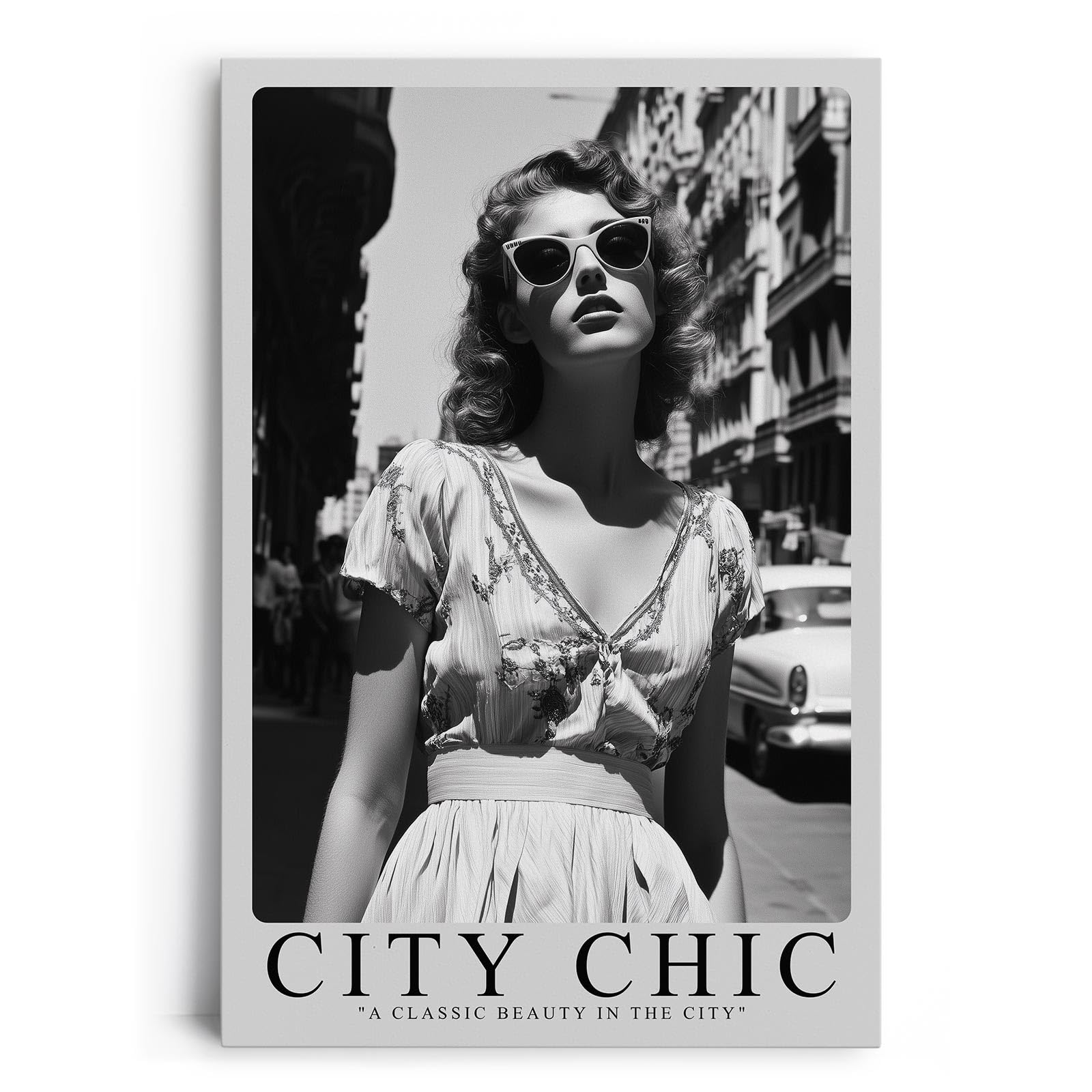 Paul Sinus Leinwandbild 60x90cm Leinwandbild City Chic – Stilvolle Schwarz-Weiß-Fotografie einer eleganten Frau in urbaner Kulisse, Vintage-Glamour