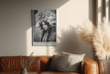Paul Sinus Wandbild in 40x60cm The Crown of Silence Schwarz-Weiß-Porträt einer Frau mit opulentem Blumenkopfschmuck für elegante und zeitlose Raumgestaltung