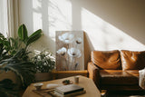 Paul Sinus 60x90cm Wandbild Zarte Blüten in Beige – Florale Anmut in moderner Raumkunst Blume