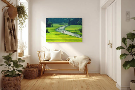 Sinus Art Wandbild 120x80cm Schmaler Fluss mit vielen Booten zwischen satten Reisfeldern in leuchtendem Grün