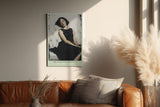Paul Sinus Wandbild in 40x60cm Frau im schwarzen Kleid auf weißem Sofa – elegantes Porträt mit sanfter Ausstrahlung