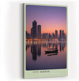 Paul Sinus Wandbild in 40x60cm City Mirror mit ruhiger Stadtsilhouette und Boot im Abendlicht für moderne Wandgestaltung