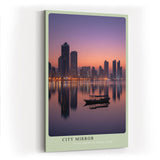 Paul Sinus Wandbild in 40x60cm City Mirror mit ruhiger Stadtsilhouette und Boot im Abendlicht für moderne Wandgestaltung